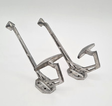 2 anciennes patères en métal