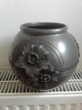 Vase boule en étain d'époque Art-Déco Signé.