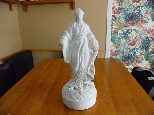 Vierge sur pied biscuit - biscuit,