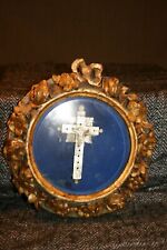 crucifix en nacre dans un cadre très ancien en bois doré **