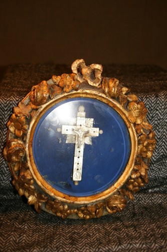 Crucifix nacre dans un - en,