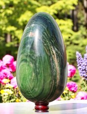 Grand oeuf en cristal de jade