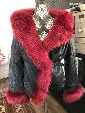 veste cuir noir et fausse fourrure rouge avec capuche