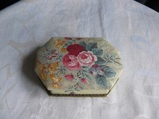 Boite ancienne octogonale recouverte de tissu décor floral et passementerie or 