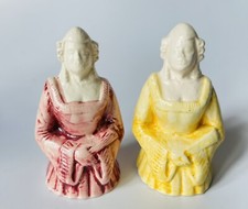 Paire de demi-figurines en plâtre marquises robe jaune et rose