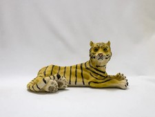 Grande statue de tigre en plâtre, félin majestueux, décoration intérieure.