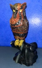 Statuette de chouette en pierre fine (jaspe) montée sur une onyx