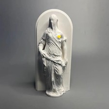 Sculpture femme voilée - de,