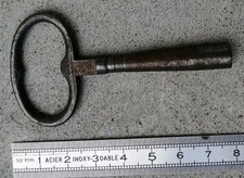 T3- Clé ancienne horloge N°9