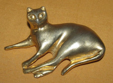 Statuette figurine chat couché en bronze laiton doré