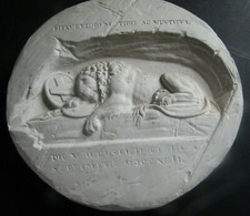 MEDAILLON PLATRE recumbant lion british spear sheild plaque plaster