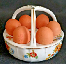 Superbe présentoir à oeufs en porcelaine à décor de fleurs et bouquets