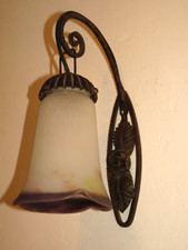 Applique ART NOUVEAU en fer forgé et verre marmoréen.Signé NOVERDY.