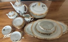 Service en véritable porcelaine dure, réalisé en pâte et émaux de Limoges