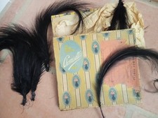 RARE BOITE AU BON MARCHE PARIS.MAISON BOUCICAUT.1900.GARNIE DE 5 PLUMES CHAPEAU