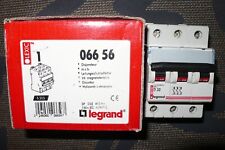 DISJONCTEUR TRIPHASE 32A