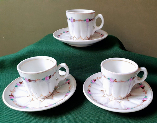 Tasses sous xix - 3,