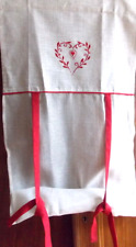 BRISE BISE RIDEAU BRODE COEUR ROUGE SUR LIN ET POLYESTER  45 CM X 90*
