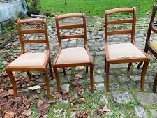 trois chaises en bois massif, couleur acajou, datant de 1975, galettes amovibles
