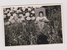 photo ancienne ?️ femme transat lecture jardin vers 1955