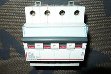 Disjoncteur tetrapolaire 4pole - disjoncteur,