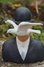 MAG04  FIGURINE STATUETTE