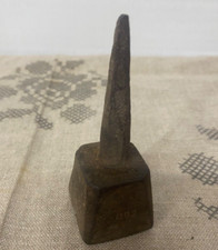 Ancien outil d’enclume en fonte vintage avec pointe pour ancien enclume