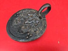 Couvercle de poële sur Pieds 1900 en fonte Sculptée raisins Vigne Bougeoir 