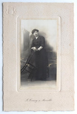 Femme appuyée chaise équilibre - Photo ancienne studio - J. Trucy, Marseille