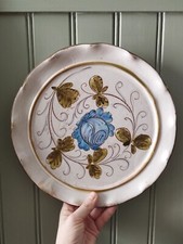 Ancien plat décoratif en faïence décor floral gravé et peint à la main