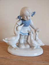 La jeune fille aux oies, figurine en porcelaine allemande signée GH