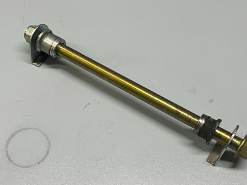 Axe roue arriere - un, moto