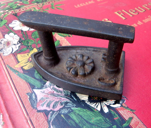 Ancien petit fer repasser - petit,