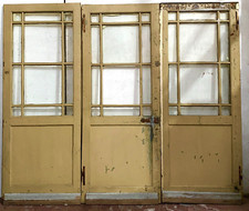 Suite de trois portes de passage en sapin patiné XX siècle