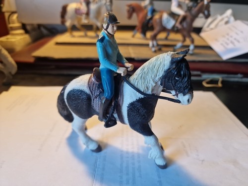 Cavaliere schleich sur cheval