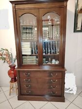 bibliothèque bois marron en merisier 2 portes vitrées 4 tiroirs