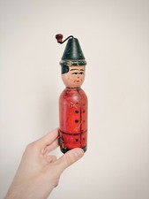 1 Boîte à musique (crécelle ?) en bois sculpté formant un personnage (cirque ?) 