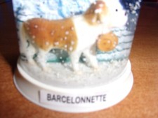 BOULE à NEIGE / BARCELONNETTE / chien / saint-bernard tonneau / sapins