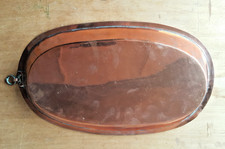 Ancien plat ovale en cuivre rouge intérieur étamé et anneau de suspension