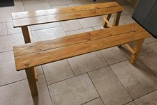 Deux bancs en bois massif