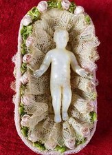 ENFANT JÉSUS EN NACRE SCULPTÉE À LA MAIN. VIEILLE ROBE. TERRE SAINTE. 1835