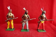 Plomb creux 3 indiens avec fusil - Petite taille 47 mm environ - Défauts