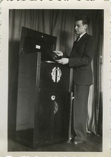PHOTO ANCIENNE - VINTAGE SNAPSHOT - TOURNE DISQUE MUSIQUE HOMME MODE ÉLÉGANCE