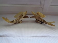 2  POISSONS EN CORNE DE BOVIN SUR SOCLE SOUVENIR BORD DE MER FECAMP VINTAGE