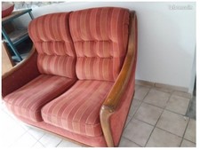 Canapé 2 places de style ancien et de couleurs chaudes. Bon état 