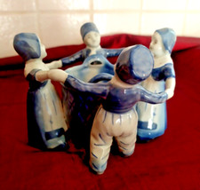 Figurines groupe d'enfants porcelaine Delft faisant la ronde