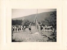 PHOTO ANCIENNE +-1950 COLLECTION SCOUTISME LEVÉE DE DRAPEAU CHEZ LES SCOUTS