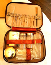 ANCIENNE TROUSSE DE TOILETTES ET DE VOYAGE EN CUIR ROUGE