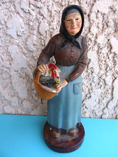 Santon Vieille femme tenant un panier avec 2 poules à l'intérieur