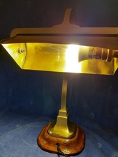 Jolie lampe de notaire en laiton et socle en chêne modèle artisanale 1920